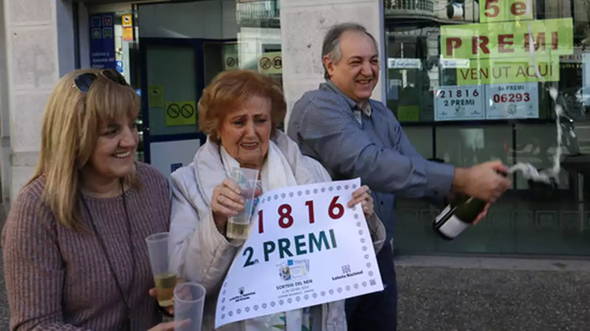 Treballadors de l'administració de loteria Sagarrull de Girona celebrant que han donat un segon premi de la rifa de Reis (06-01-2020)