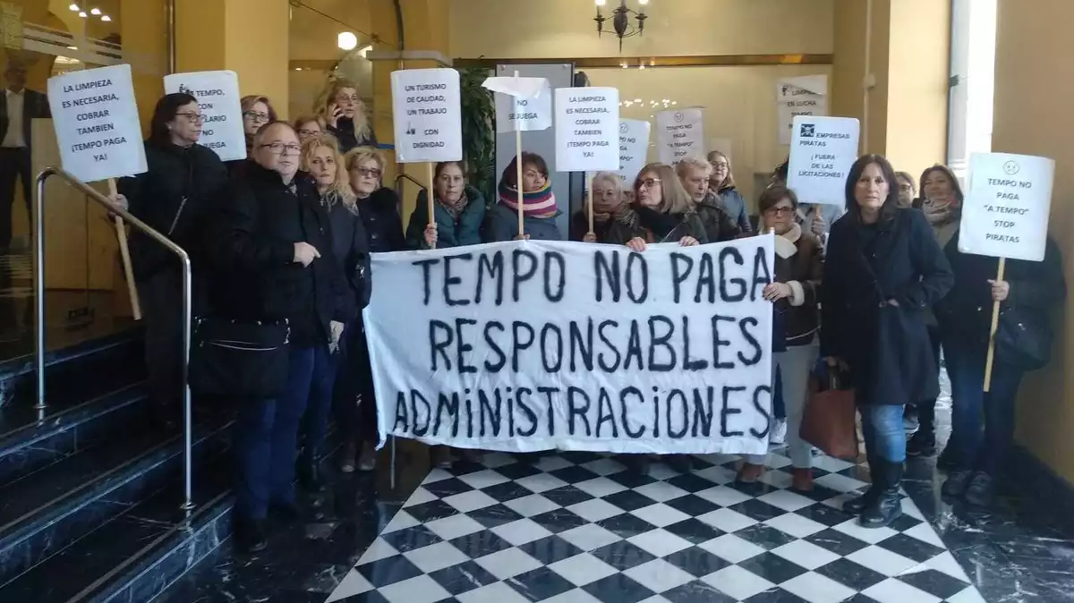 Imatge dels treballadors de Tempo protestant al Palau de la Diputació de Tarragona.