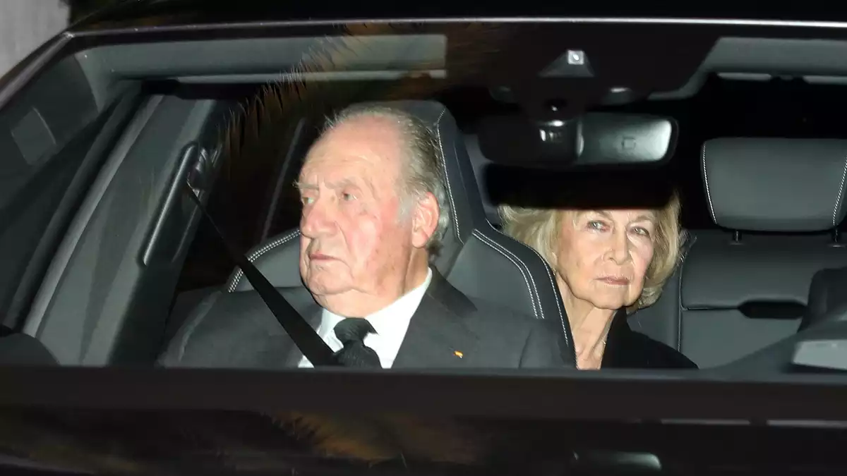 El rei Joan Carles I i la reina Sofia arribant a la capella ardent de Pilar de Borbó (08-01-2020)