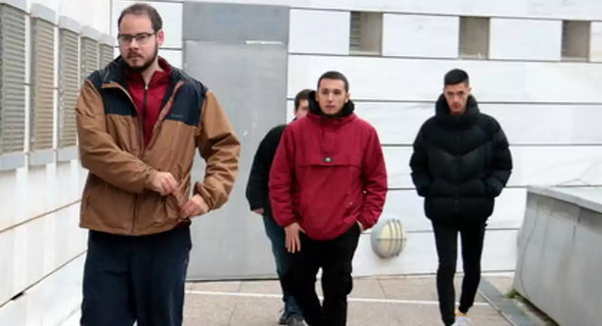 Pla sencer del raper Pablo Hasél arribant als jutjats de Lleida, el 8 de gener del 2020