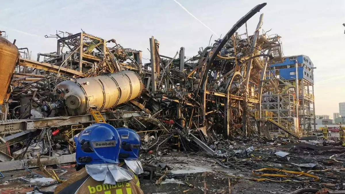 Imatge de la planta química de la Canonja, completament devastada