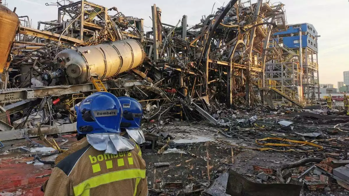 Imatge de la planta química de la Canonja, completament devastada