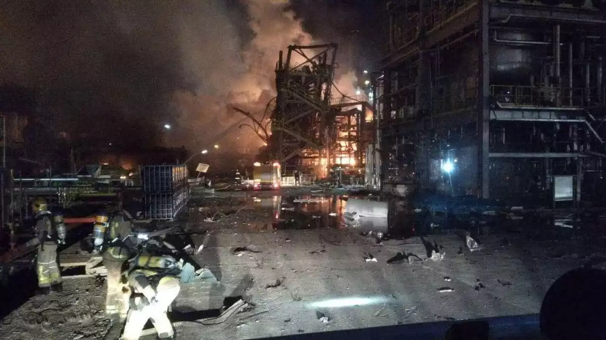 Imatge de la planta química, després de l'explosió
