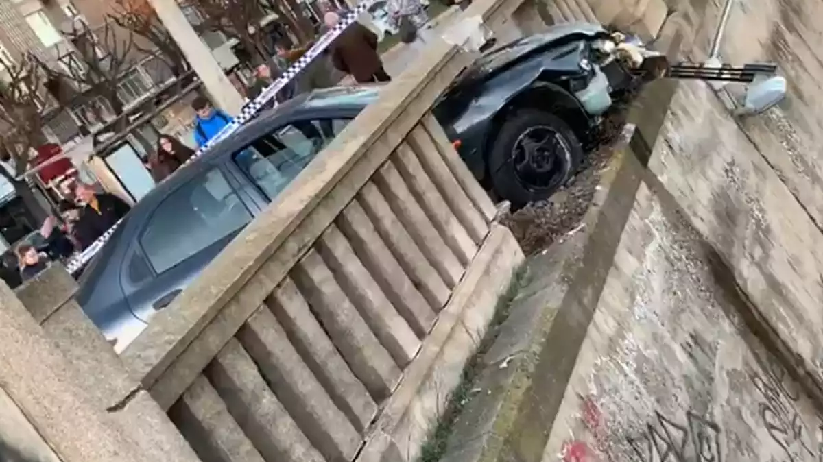 Un vehicle s'encasta contra la barana de pedra del riu Segre de Lleida, el dia 11 de gener de 2020.