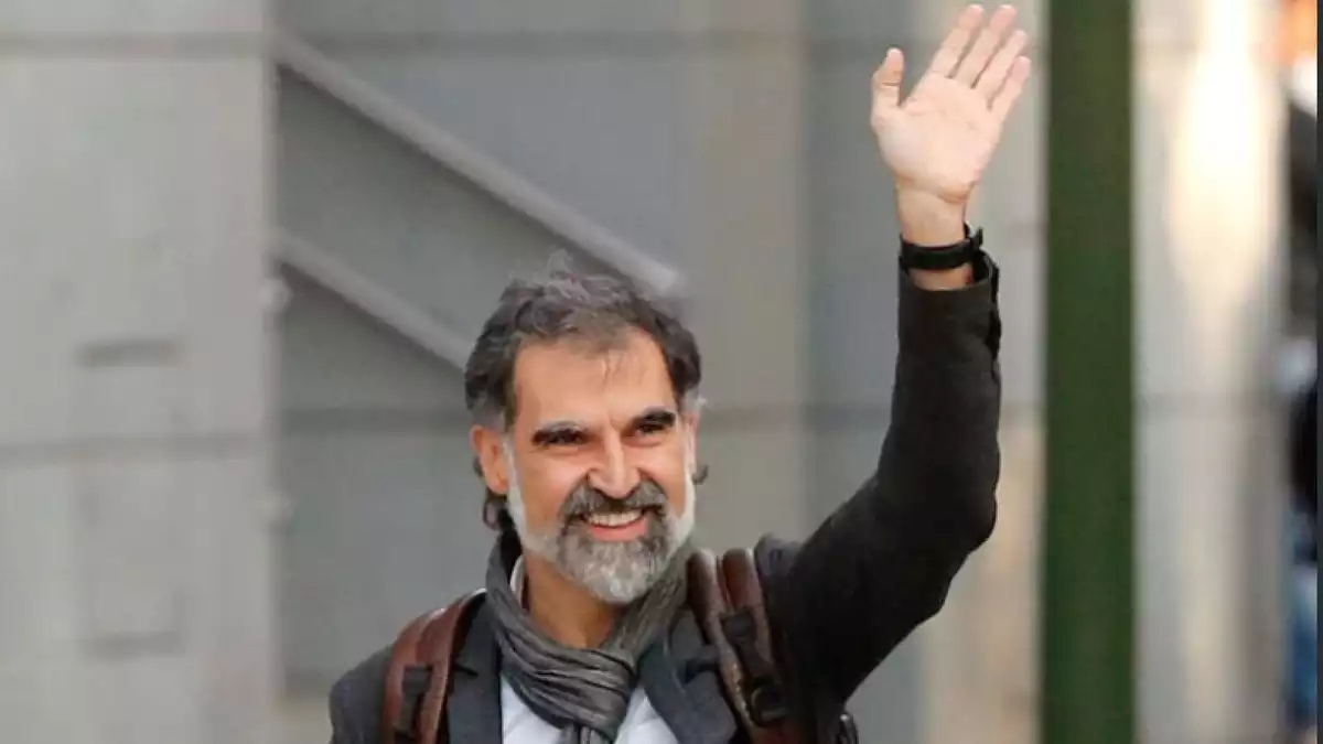 Jordi Cuixart saludant pel carrer