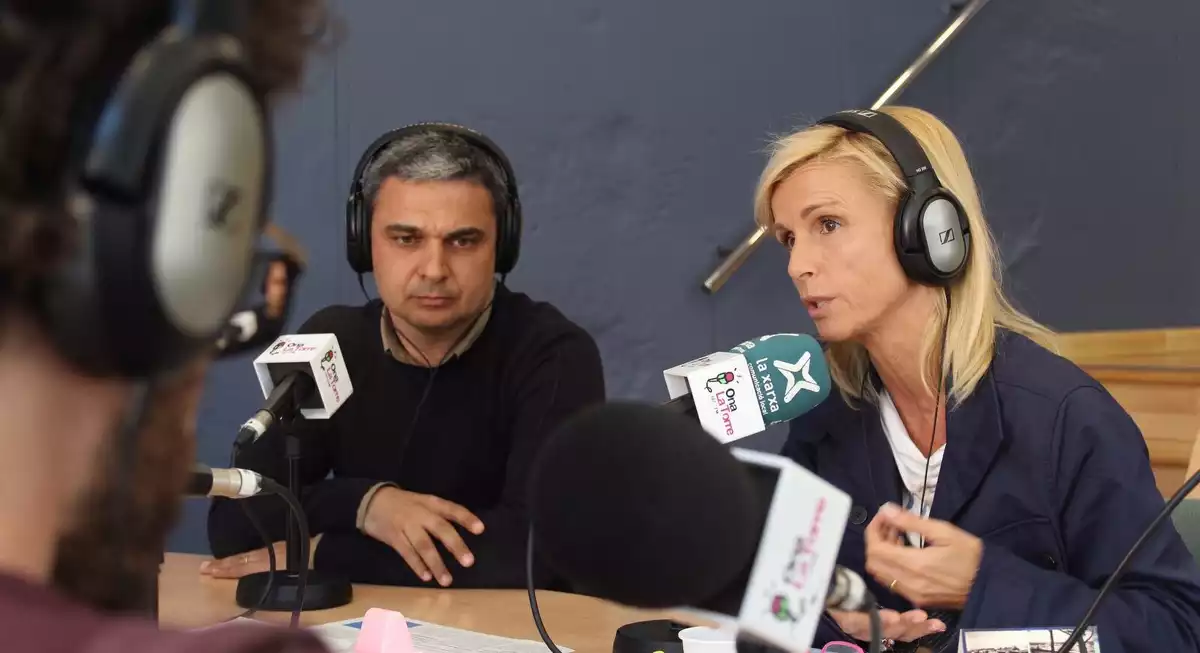 Josep Maria Calvet i Anna Magrinyà durant una tertúlia de ràdio.