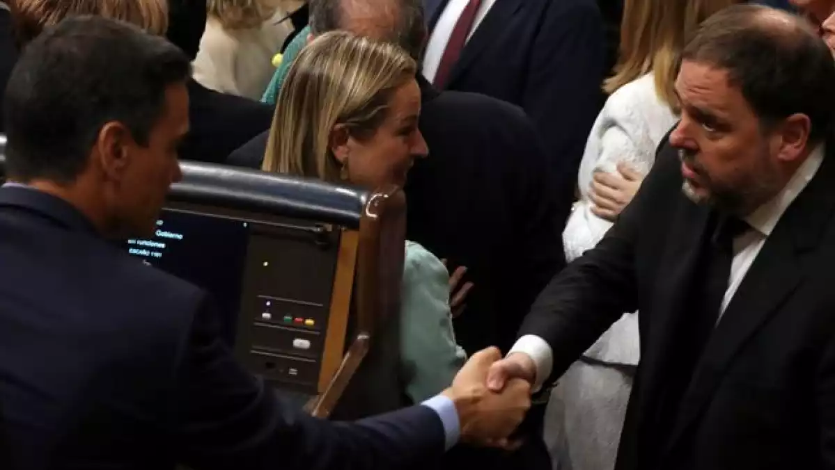 Junqueras i Pedro Sánchez, saludant-se al Congrés