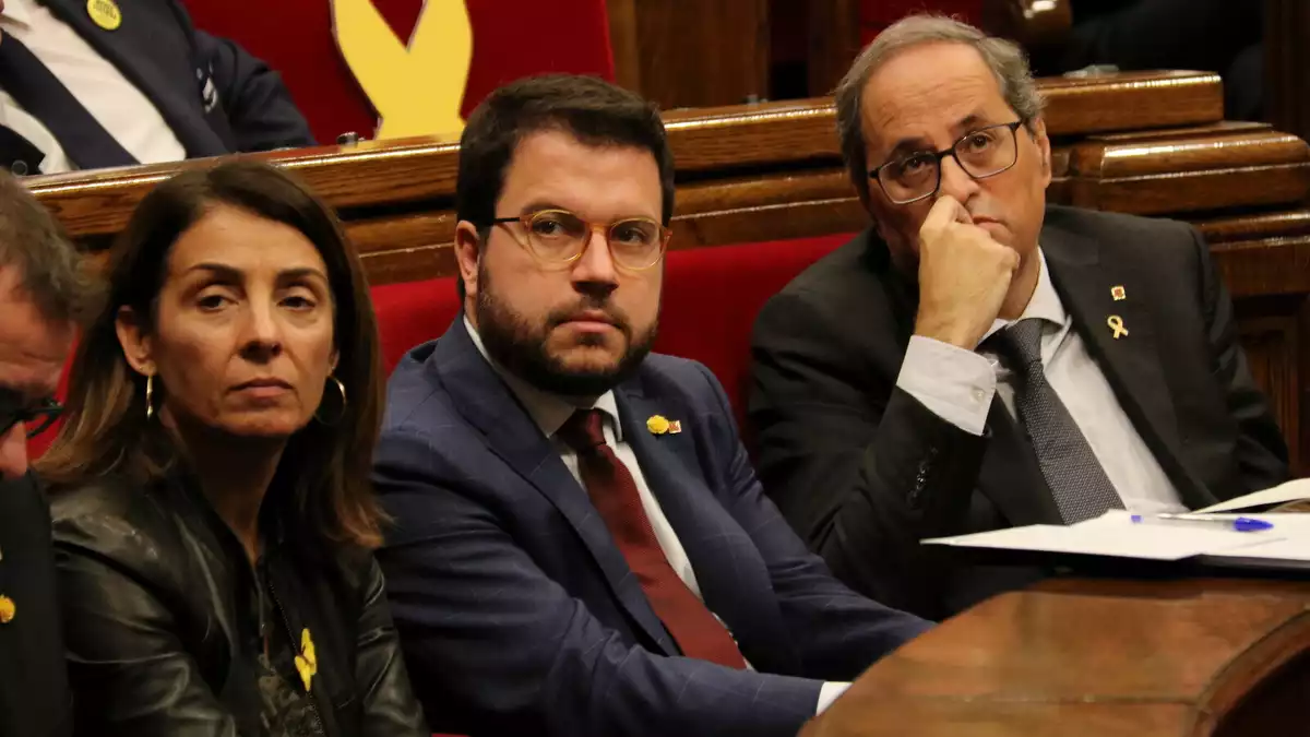 El president de la Generalitat, Quim Torra; el vicepresident del Govern, Pere Aragonès, i la consellera de la Presidència, Meritxell Budó, al ple del Parlament