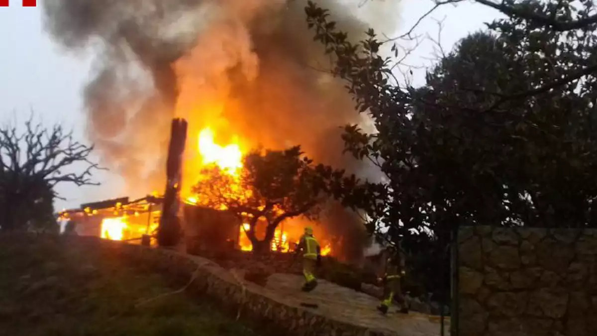 Incendi espectacular en una casa a la carretera de Marçà a Falset