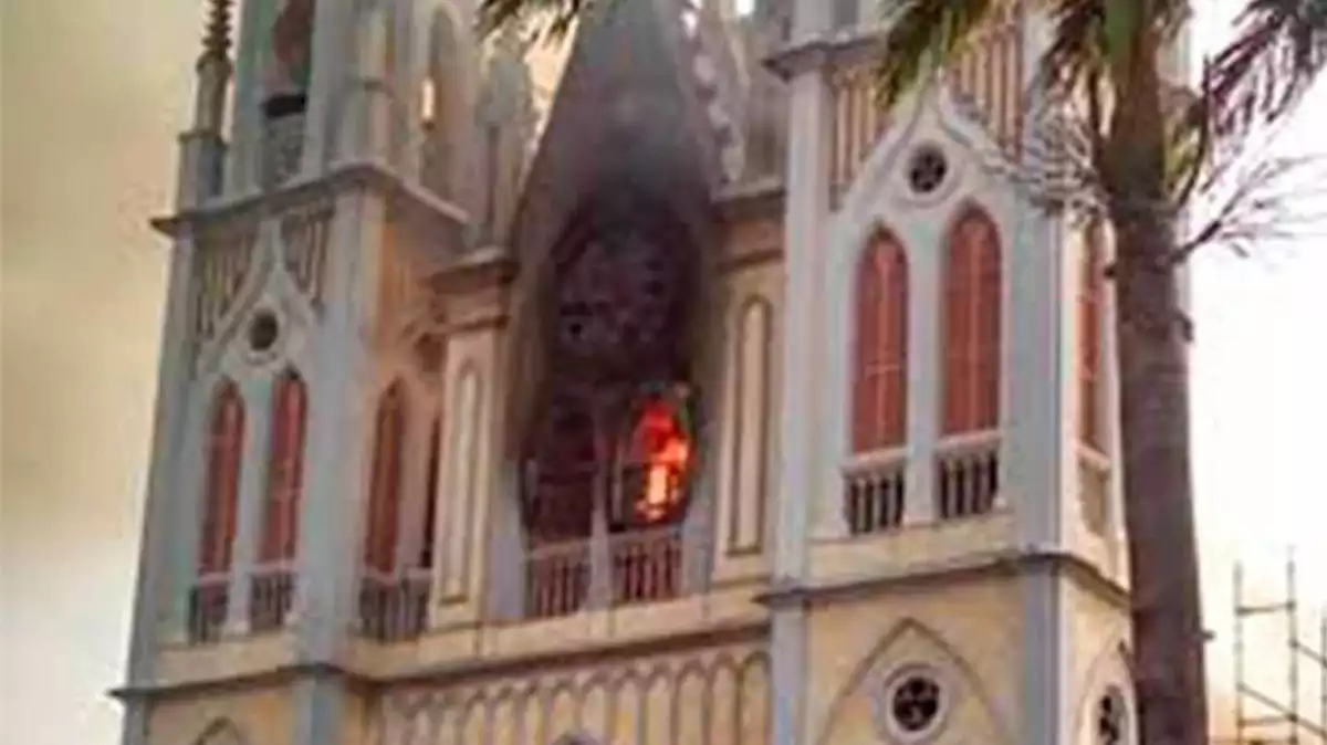 Imatge de l'incendi de la Catedral de Santa Isabel, a Guinea Equatorial
