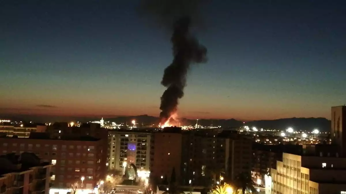 Imatge de la columna de fum i foc que ha deixat l'explosió al polígon químic de Tarragona