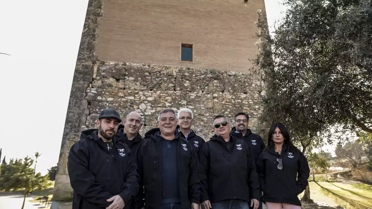 Els membres de la comissió hípica de Vila-seca, davant de la Torre d'en Dolça.