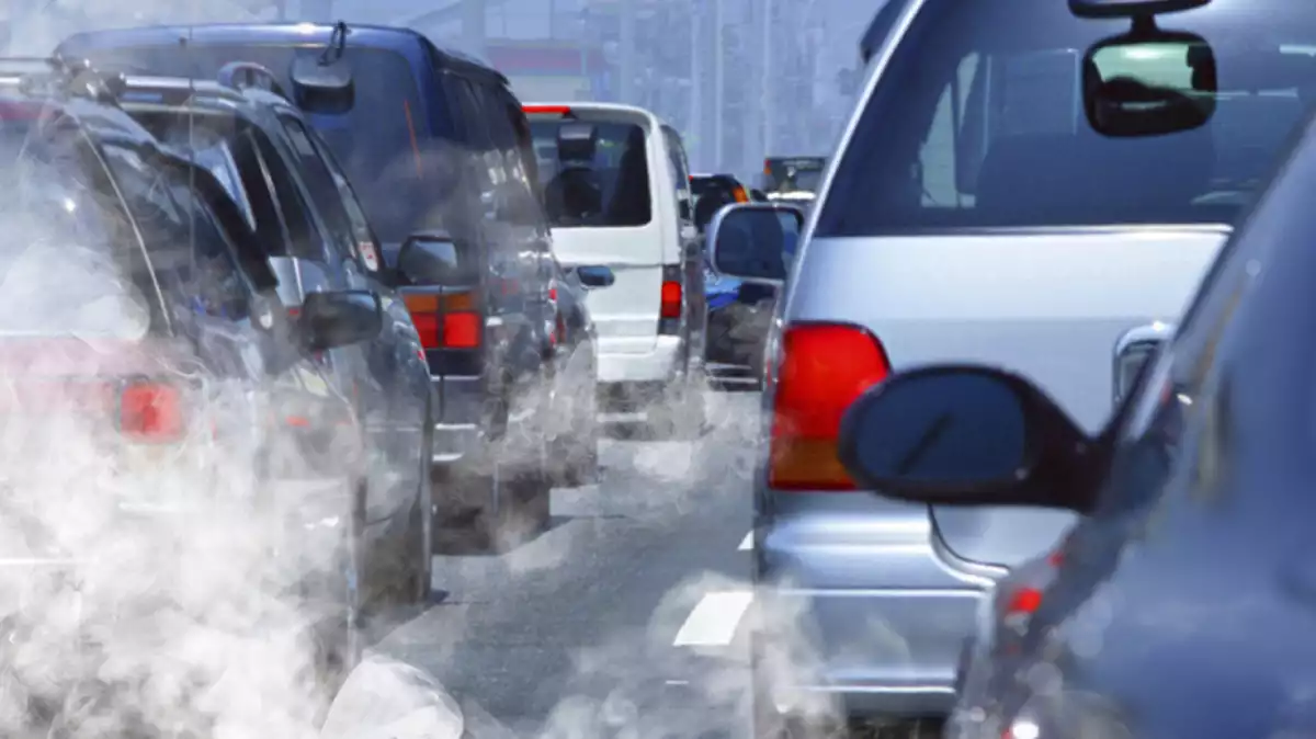 Imatge de cotxes emetent grans quantitats de contaminació