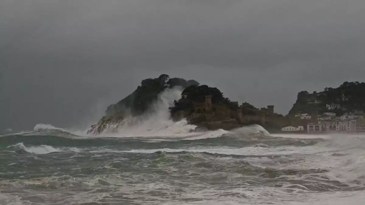 Imatge de Tossa de Mar amb un temporal marítim molt complicat