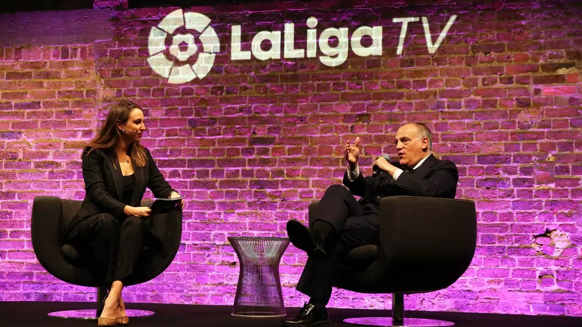 Entrevista al president de La Liga, Javier Tebas, acompanyat d'una dona