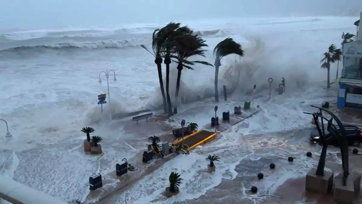 Imatge d'un fort temporal de mar a València