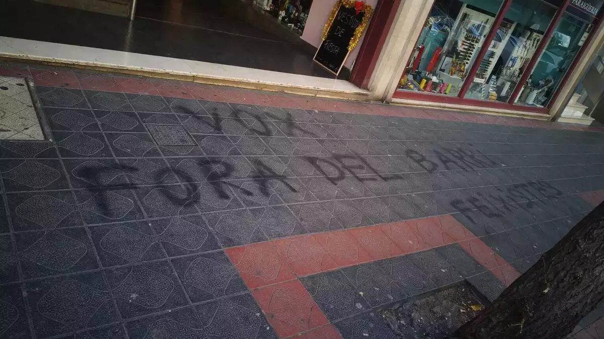 La pintada, reclamant que VOX marxi del barri, ha aparegut al carrer, just davant de la seu de la formació d'ultradreta