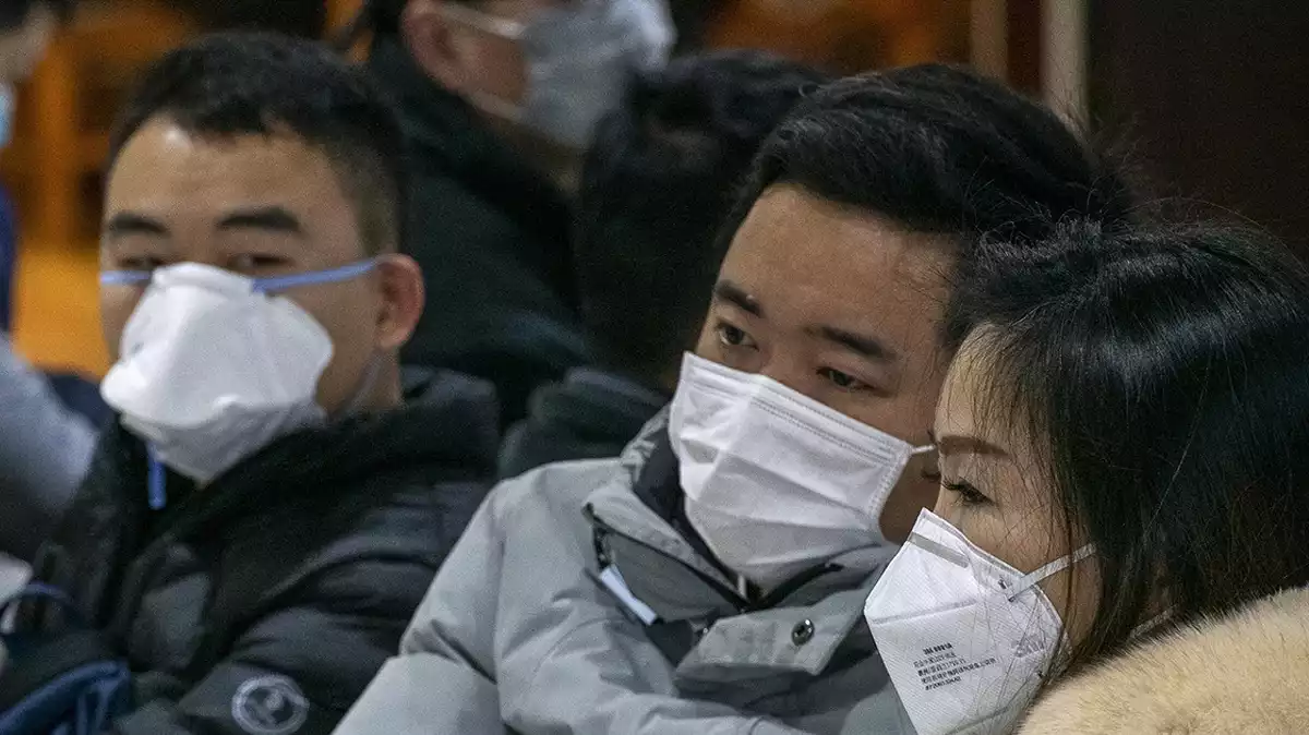 Gent a Shangai amb mascareta protegint-se del coronavirus