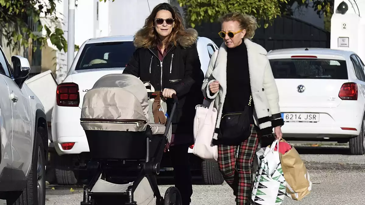 Toñi Moreno passeja amb una amiga la seva filla Lola a Cadis el 28 de gener de 2020