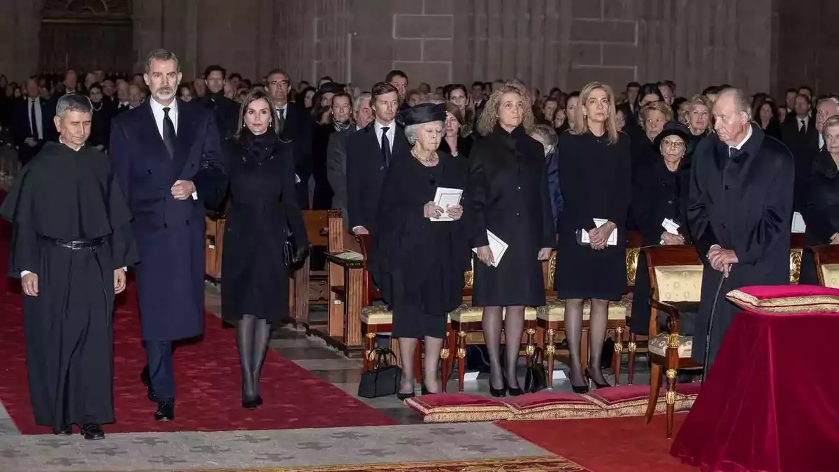 La reina Letícia no ha volgut saludar la infanta Cristina en el funeral de Pilar de Borbó