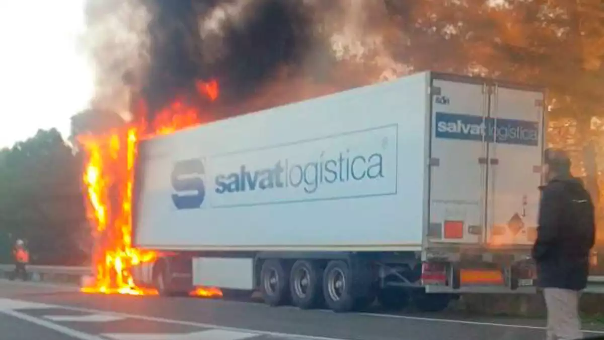 Un camió ha cremat a l'autopista AP-7 a l'alçada de l'Arboç