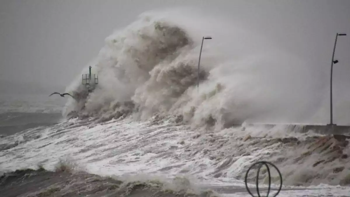 Imatge d'una onada gegant en un temporal de llevant