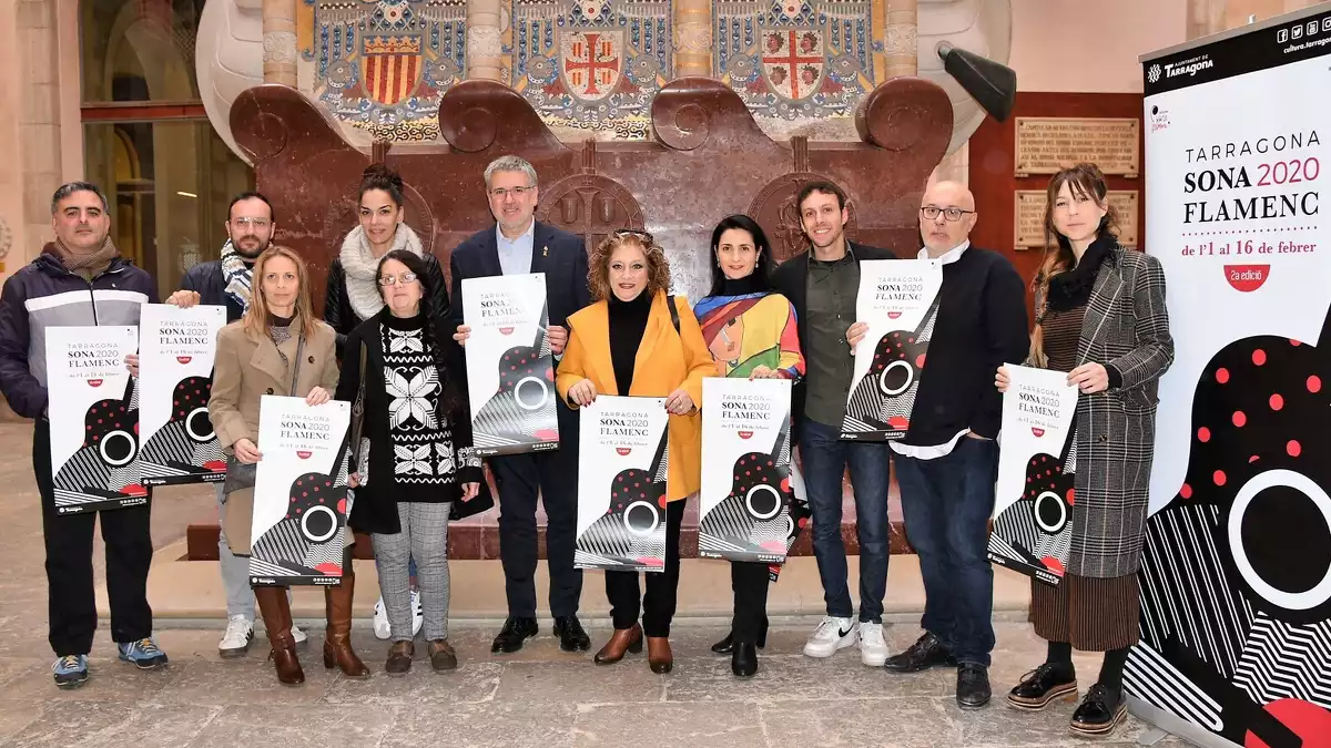 Al centre de la imatge, l'alcalde de Tarragona, Pau Ricomà, amb els organitzadors del festival Tarragona Sona al pati Jaume I de Tarragona