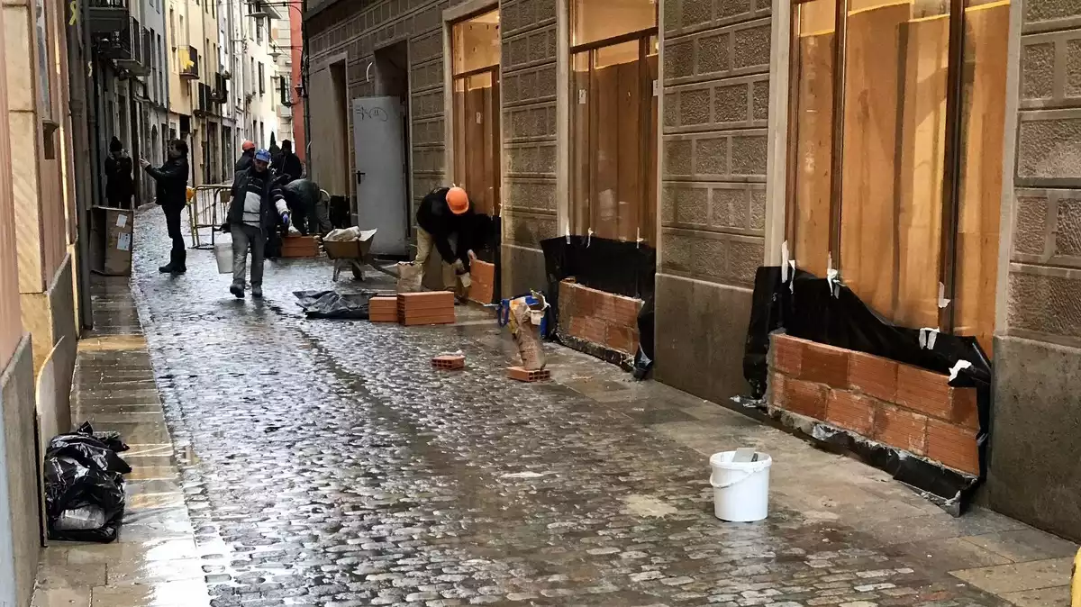 Tapien locals del barri Vell de Girona pel perill de desobrdament de l'Onyar, el 21 de gener de 2020.
