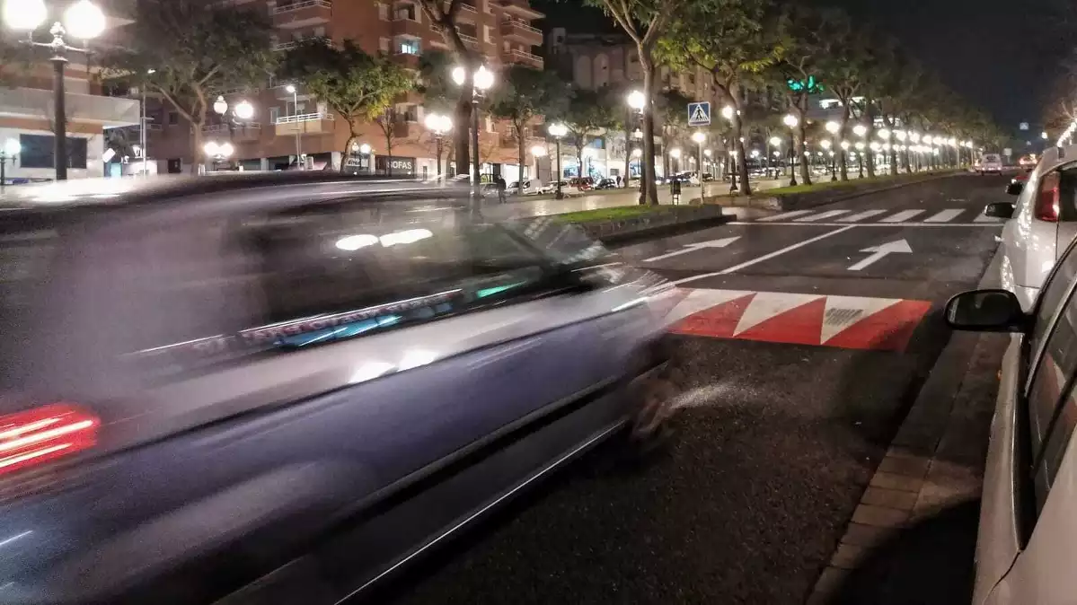 Imatge d'un vehicle passant per un dels punts negres de la xarxa viària de Tarragona, la rambla Francesc Macià