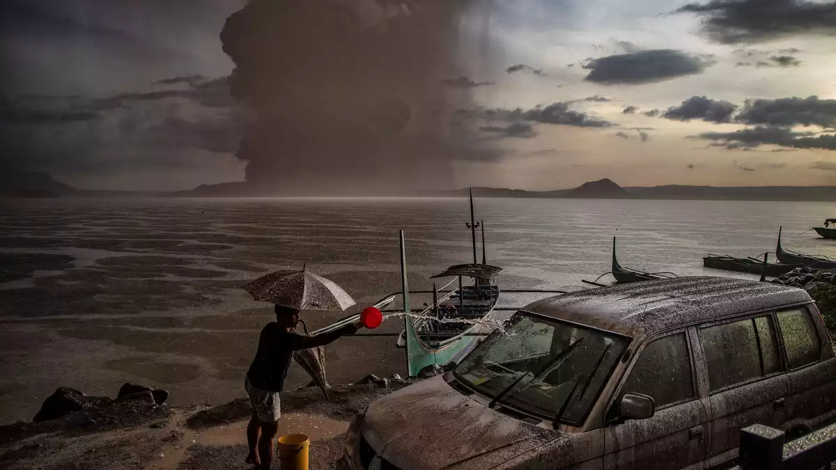 Imatge de l'erupció del volcà Taal de les Filipines el gener del 2020