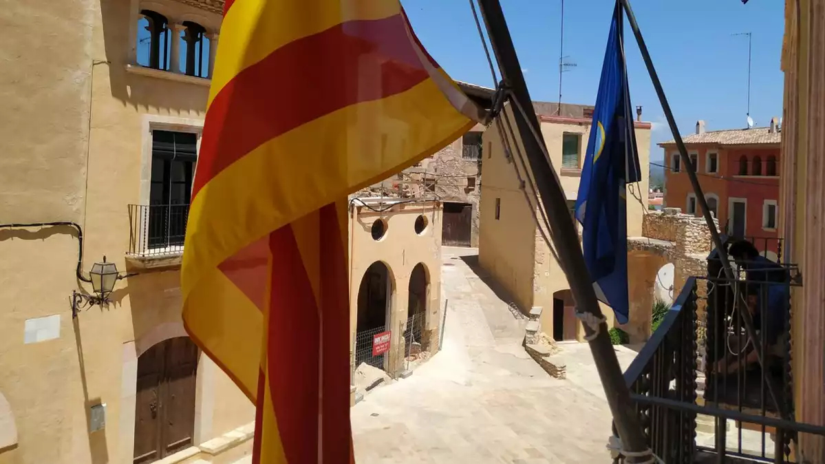 Les banderes a l'Ajuntament d'Altafulla.