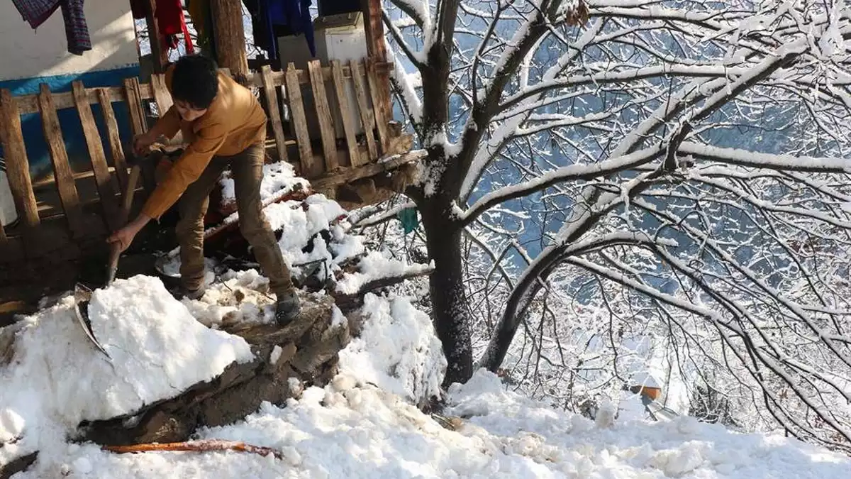 Imatge de les dificultats de la població per treure la neu al Pakistan