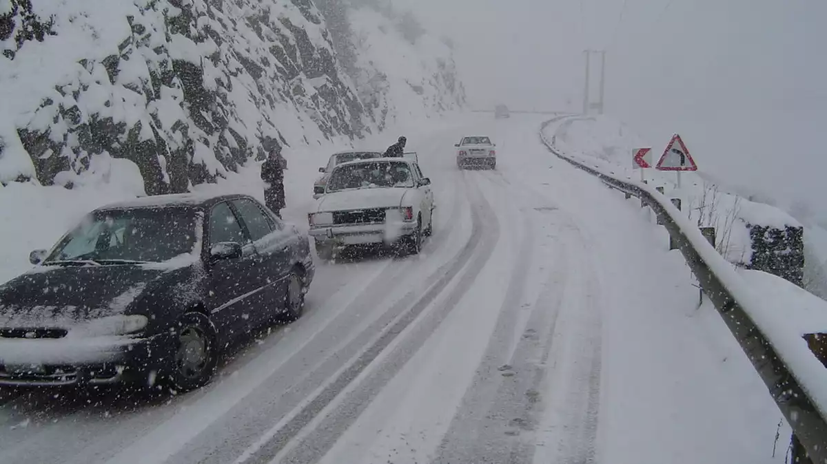 Imatge d'una carretera amb problemes de circulació per la neu