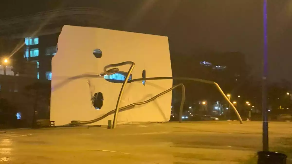 Imatge de l'escultura David i Goliat de Barcelona tombada pel vent el 21 de gener del 2020