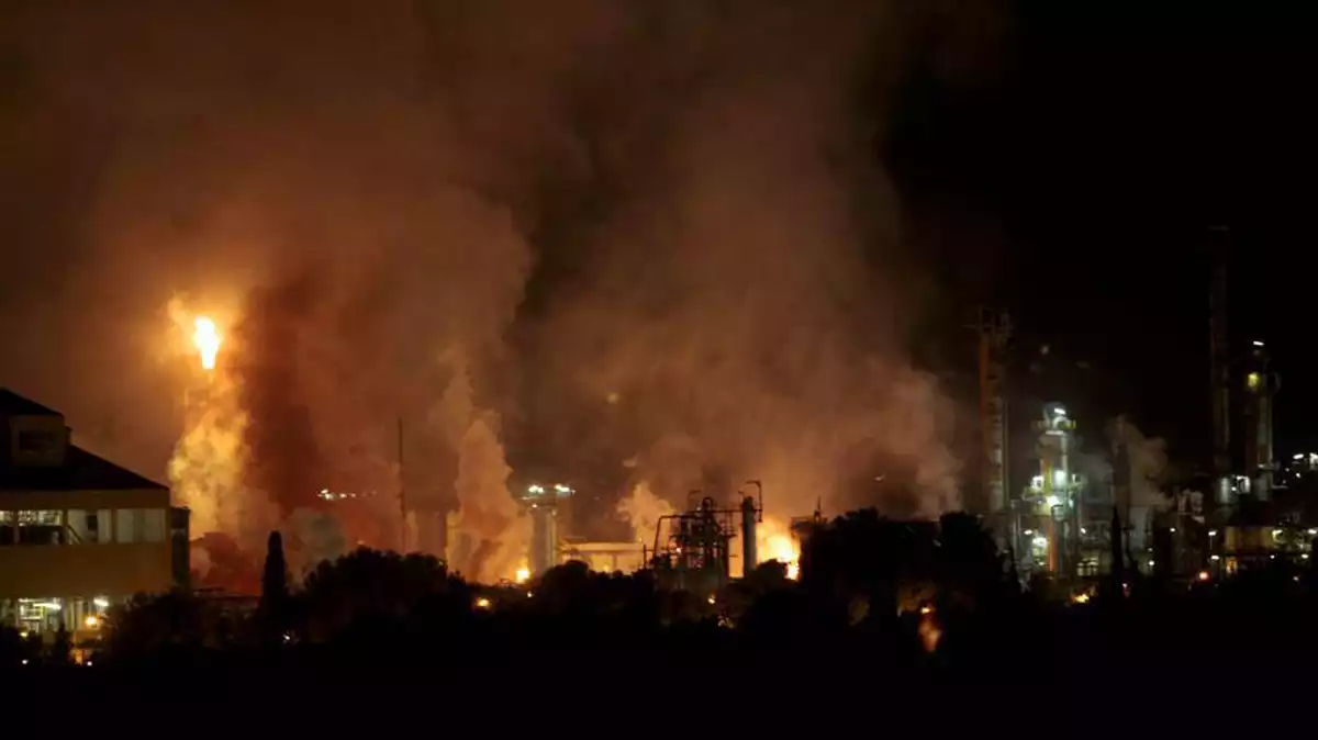 Imatge de l'explosió d'aquesta tarda a la petroquímica de Tarragona