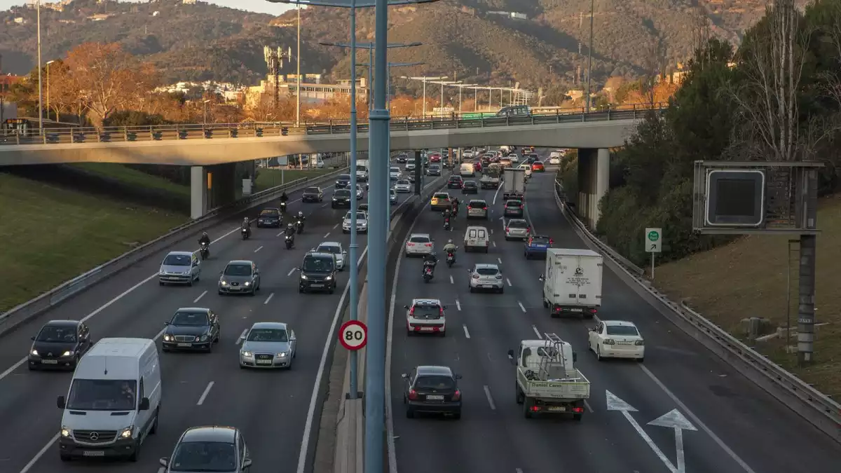Llargues cues a l'A-2 per un accident en sentit Girona