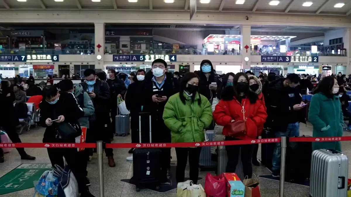 Ciutadans xinesos a l'eroport de Wuhan fugint del coronavirus el gener de 2020