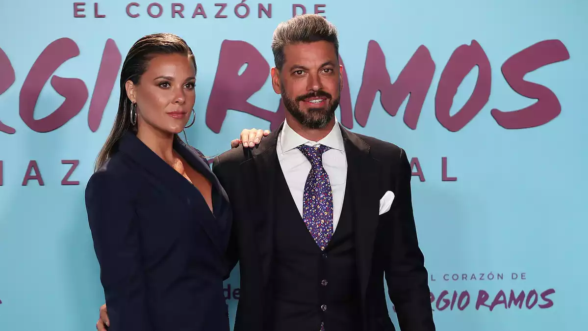 Lorena Gómez i René Ramos posant en el documental de Sergio Ramos