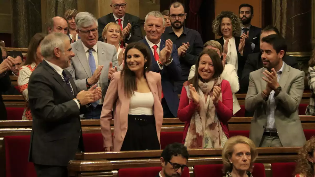 Lorena Roldán rep els aplaudiments dels membres del seu grup parlamentari, Ciutadans, durant el debat de la moció de censura.
