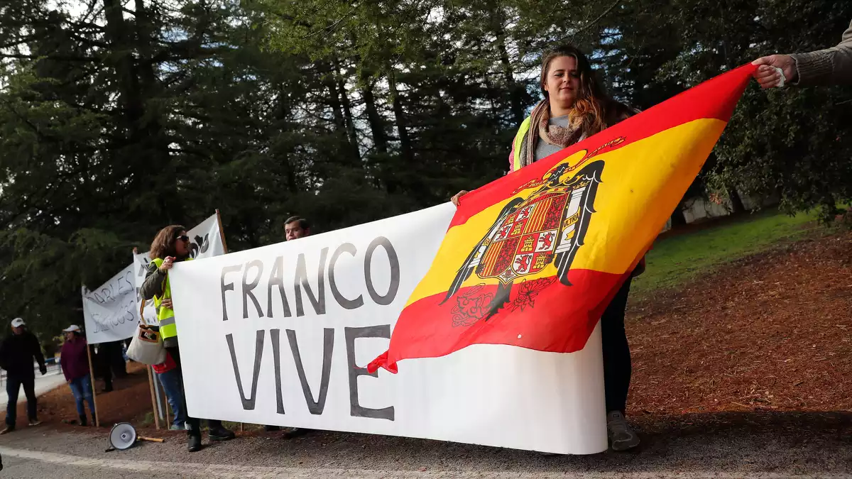 Manifestants contra l'exhumació de Franco