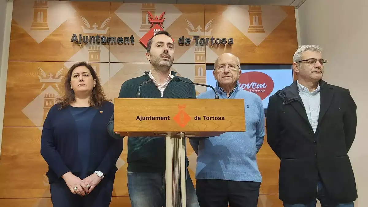 Membres de Movem Tortosa, fent una declaració a l'ajuntament tortosí