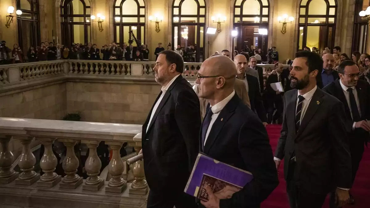 Oriol Junqueras i Raül Romeva entren al Parlament acompanyats de Roger Torrent el 28 de gener de 2020.