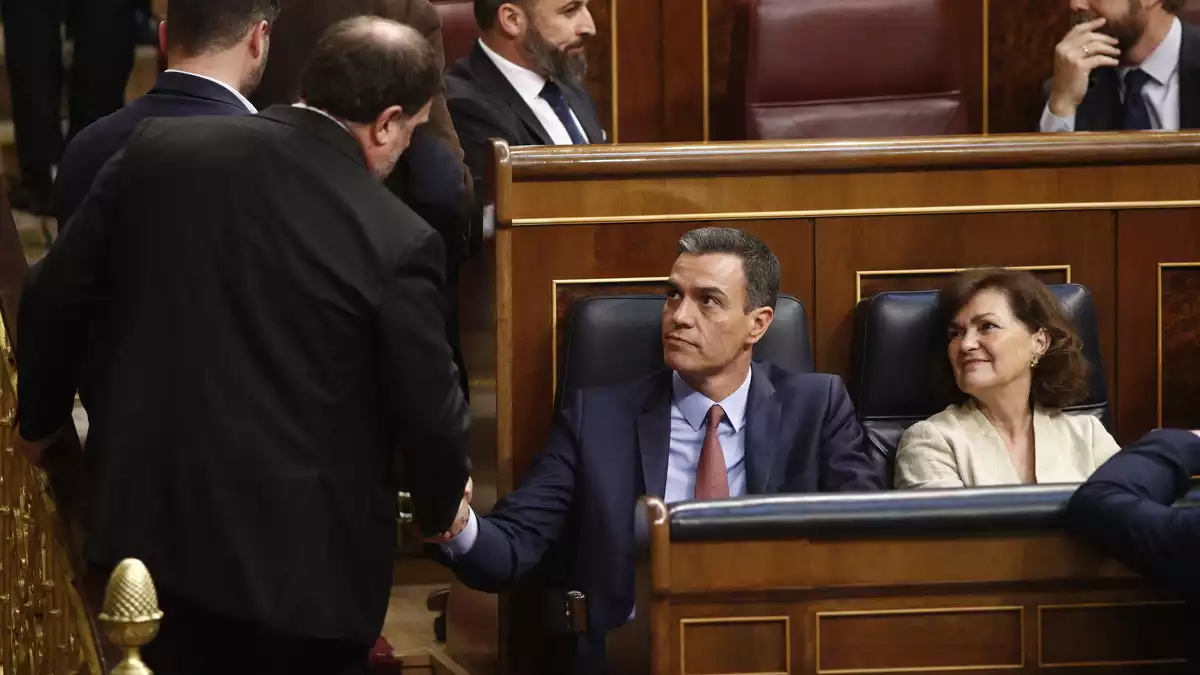 Oriol Junqueras saluda a Pedro Sánchez a l’arribada a la sessió constitutiva de la nova Cambra Baixa (21-05-19)