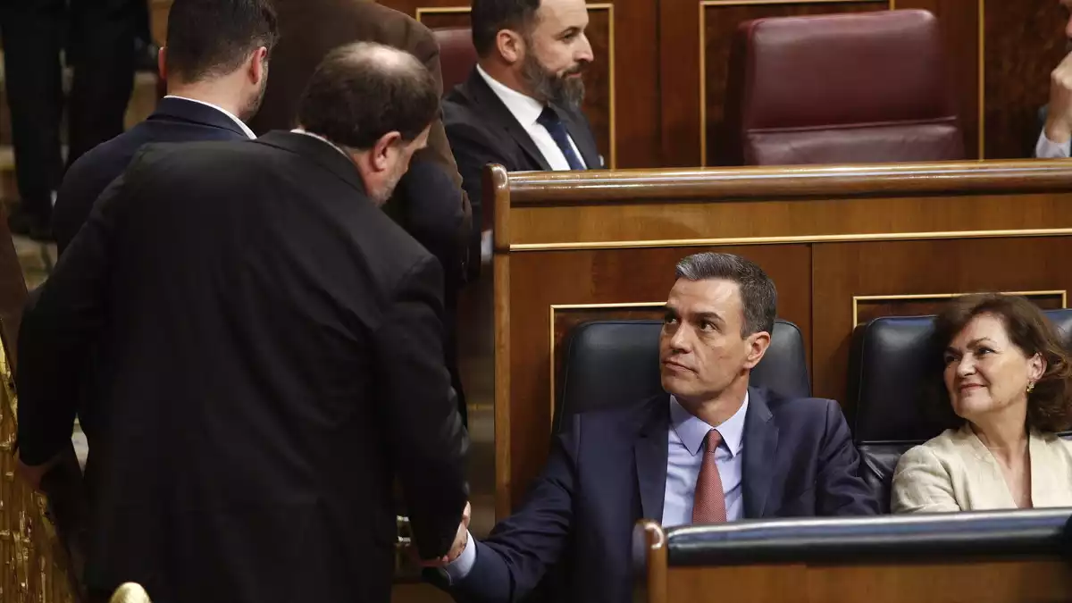 Oriol Junqueras saluda a Pedro Sánchez a l’arribada a la sessió constitutiva de la nova Cambra Baixa (21-05-19)