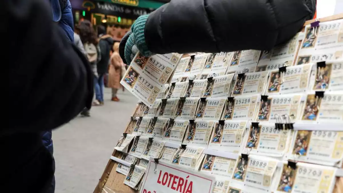 Venedor de bitllets de Loteria de Nadal al carrer