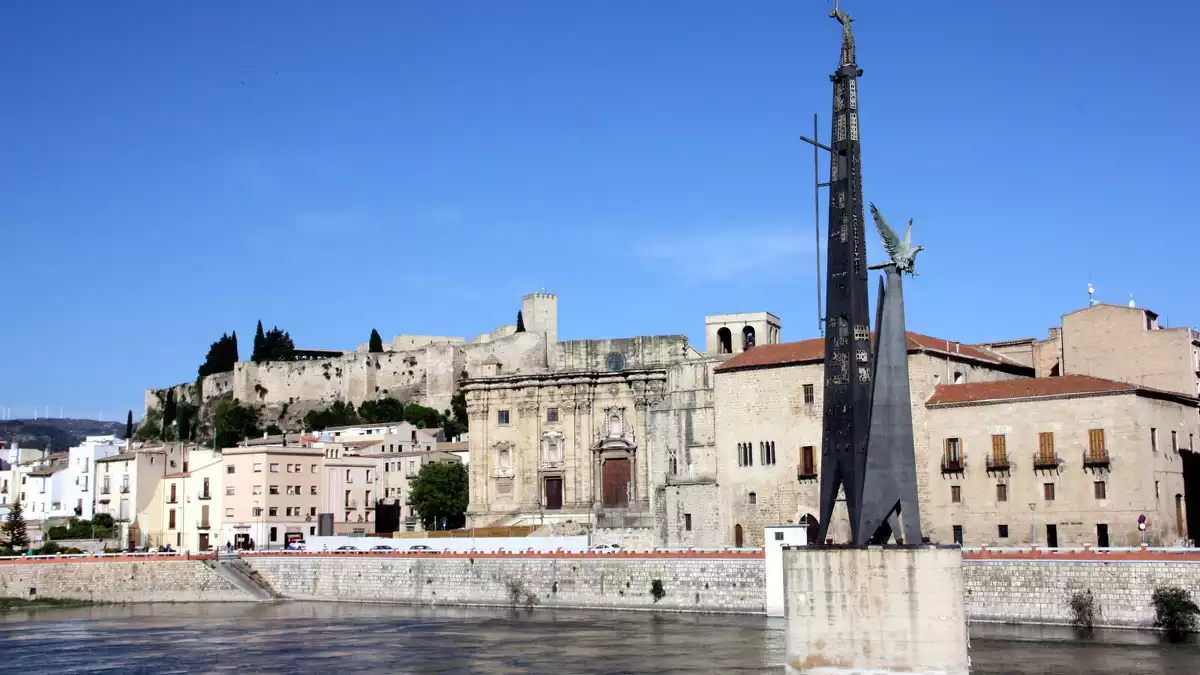 Pla general del monument franquista de Tortosa davant la façana de la Catedral