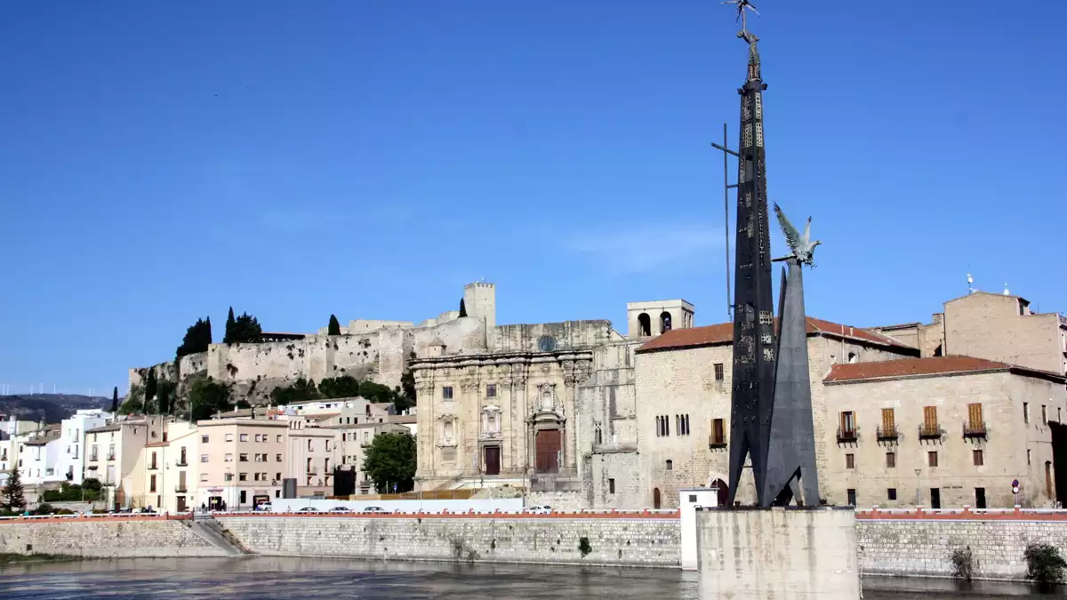 Pla general del monument franquista de Tortosa davant la façana de la Catedral