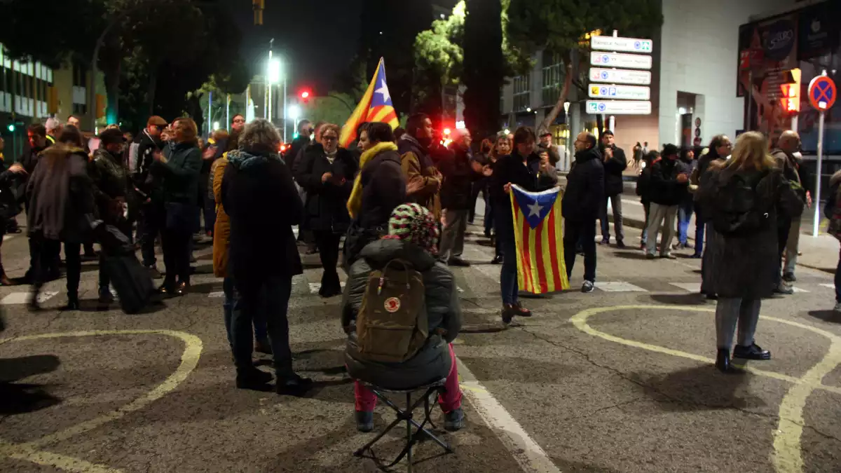 Pla obert del tall de trànsit de l'avinguda Roma per part del CDR Tarragona. Imatge del 19 de desembre del 2019