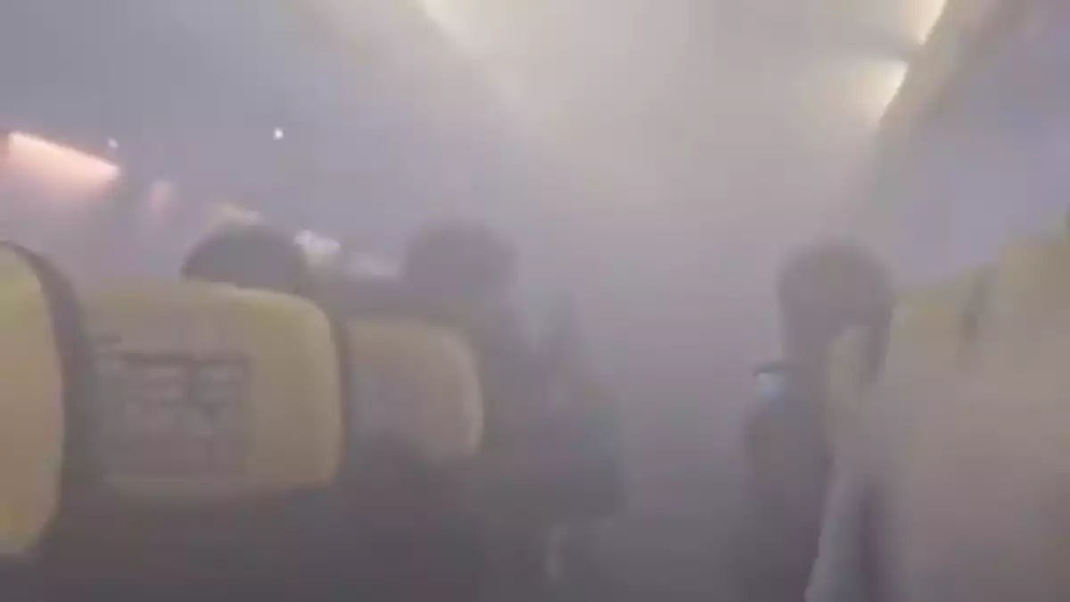 Imatge avió Ryanair quan la cabina s'ha omplert de fum