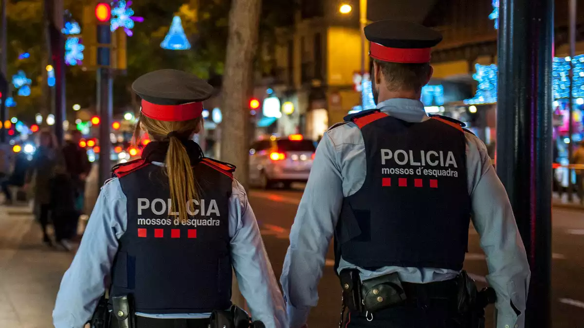 Els Mossos d'Esquadra controlant els carrers per a una més bona seguretat durant les compres de Nadal